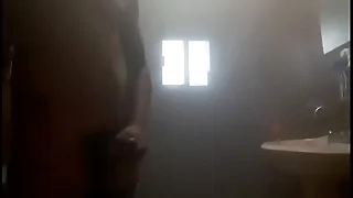 Chico se desnuda en polar ducha